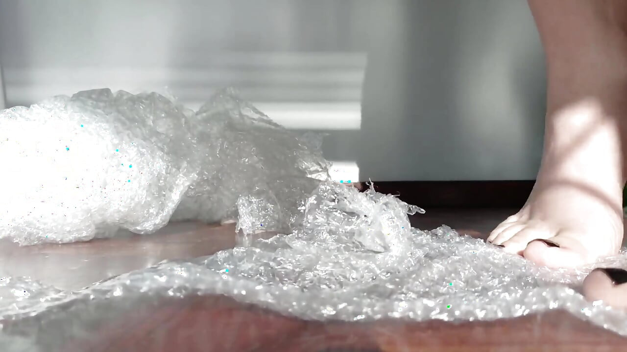 Asmr chân trần đứng trên bong bóng quấn