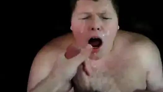 Un garçon pulpeux suce une bite et reçoit un facial
