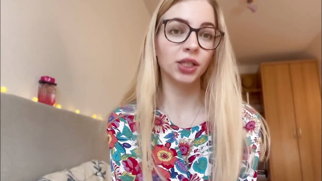 2 Ways to Recognize a Real-life Dominatrix