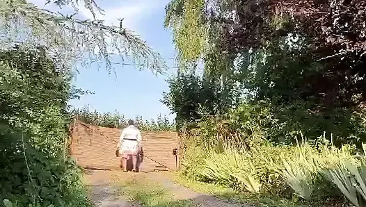 Dışarıda bir akşam için küçük çiçekli etek giymiş