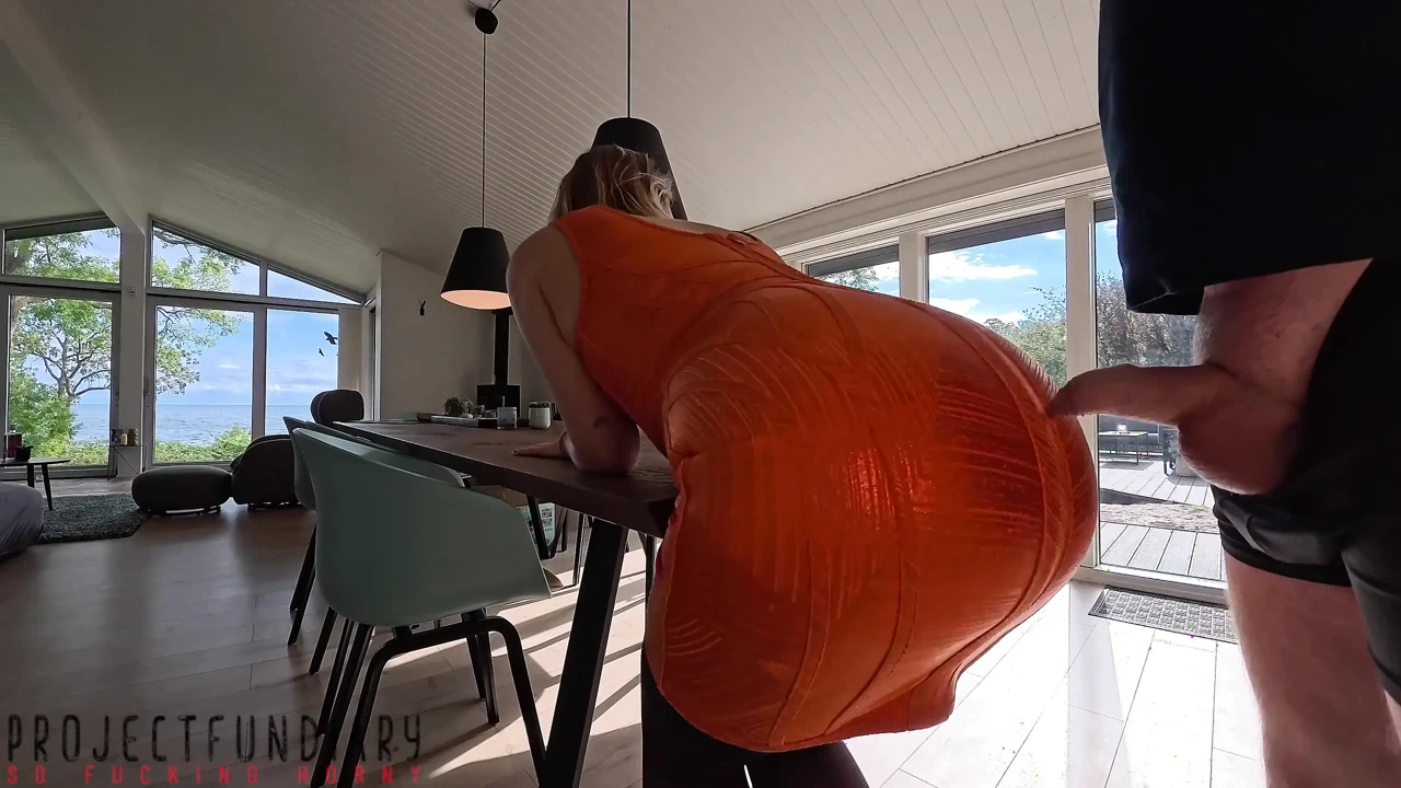 性感、曲线优美的女性穿着橙色紧身裙和长袜, 体位传教士体位, 充满新鲜精液. - 项目基金会