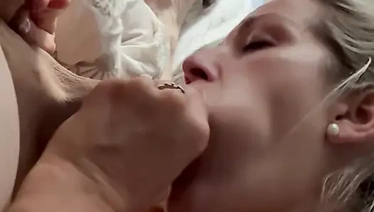Kahvaltıda uyandı