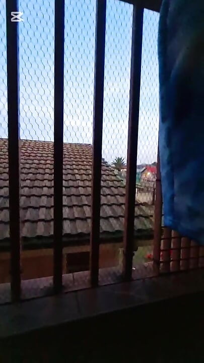 Publiczne ruchanie na balkonie podczas wschodu słońca