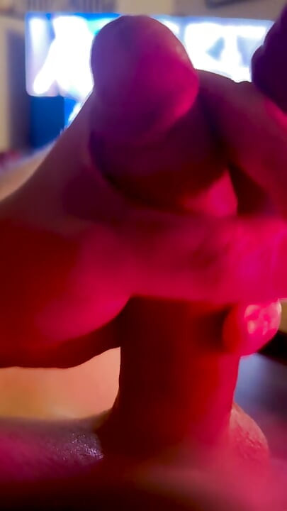 Autofellatio 幻想。用振动器看色情片的鸡巴变得坚硬。