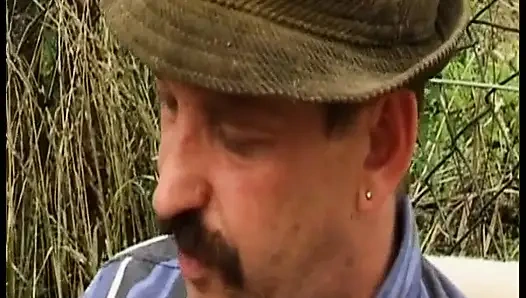 Немецкую блондинку с натуральными формами шпилю Silver Fox на улице