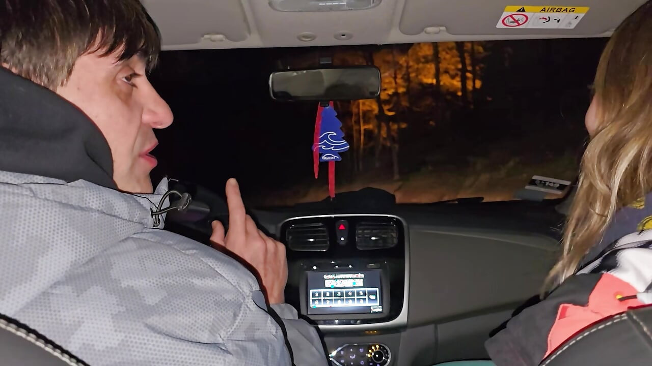 Una doble mamada en el auto de mi amiga, chicas sucias y morbosas