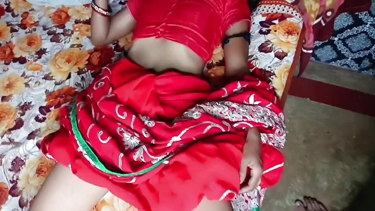 Satış Ki Eşim Mujhe Se Chudne Aaye Lal Sari Aur Lal Panty Bra Me Çamaşır Çamaşırı Ben Rind Laga Kar Khub Pela, Desi Porno Videoları