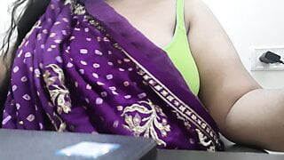 Desi Indisch geil meisje verleidt Saree, stript voor haar vriendje op de webcam ...