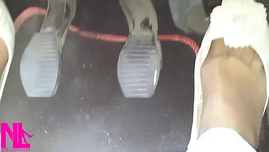 Накачка педали и вождение по шоссе в мягких изношенных квартир и нейлоновых носках