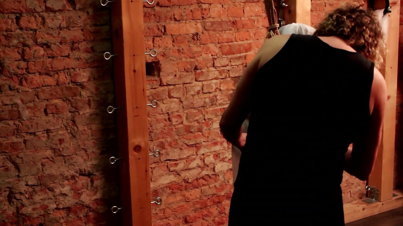 ถูกมัดและลงโทษ: ทาสสาวร่านถูกห่อแน่นในการทรมาน BDSM ฮาร์ดคอร์