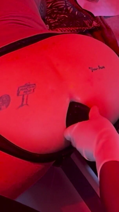 Marido recebe um duplo dildo babado e é fisting pela esposa | Clip 1
