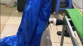 Pria tua ngocok pakai mainan seks