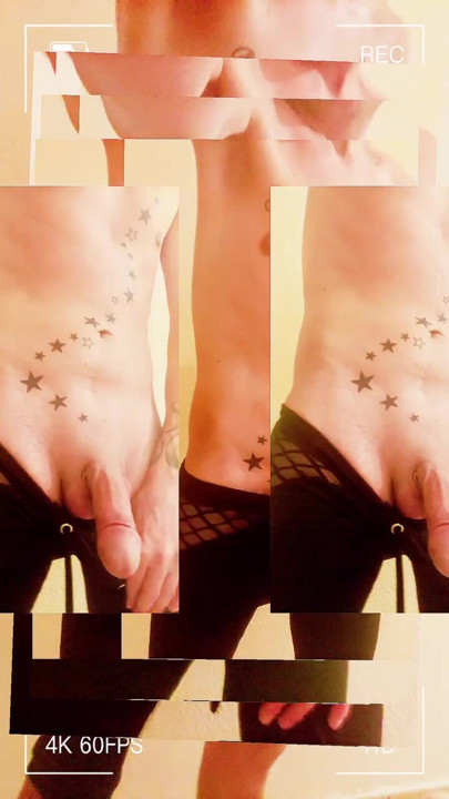 Here is until my tattoo is going and at the same time I let you imagine sucking my beautiful cock #bite #minet #lgbt #pornstar #sexe #suisse #