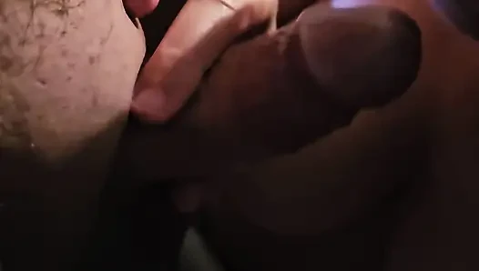 Pasangan terangsang memberikan blowjob