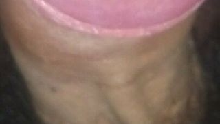 Der Penis eines 19-jährigen Jungen mit einem rosa Kopf
