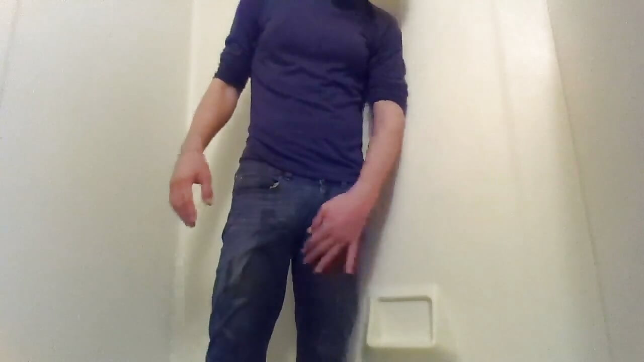 Une jolie transgirl pisse intentionnellement avec son jean pour la première fois ; Entièrement habillée