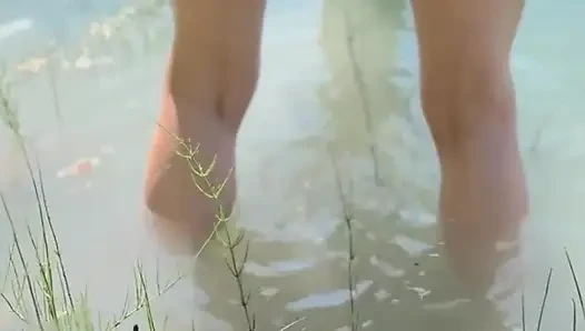 Gadis Telanjang Cantik di Sungai