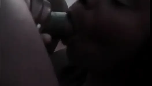 Pelacur hitam masturbasi sambil mengisap kontol hitam keras
