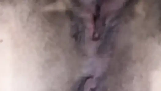 Aku lagi asik fingering memek dan itilku pakai mainan seks baru