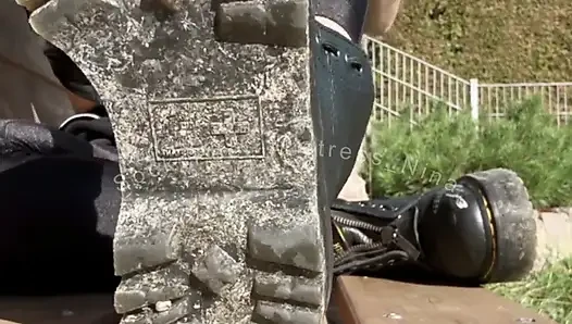 meine Dr. Martens brauchen heute besondere aufmerksamkeit meiner sklavin ..