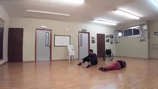 Madura em cadeira de rodas dançando