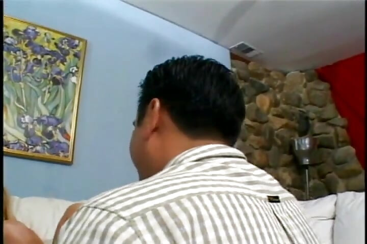Cewek dewasa rambut pirang ini lagi asik fingering beceknya sampai orgasme intens