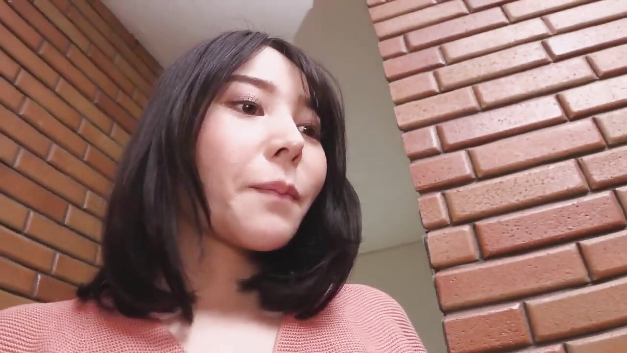Erika Shiomi se grči u beskrumanom orgazmu dok priča prljavo pred kamerom