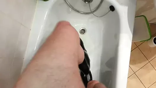 Bepisste Gummistiefel anziehen
