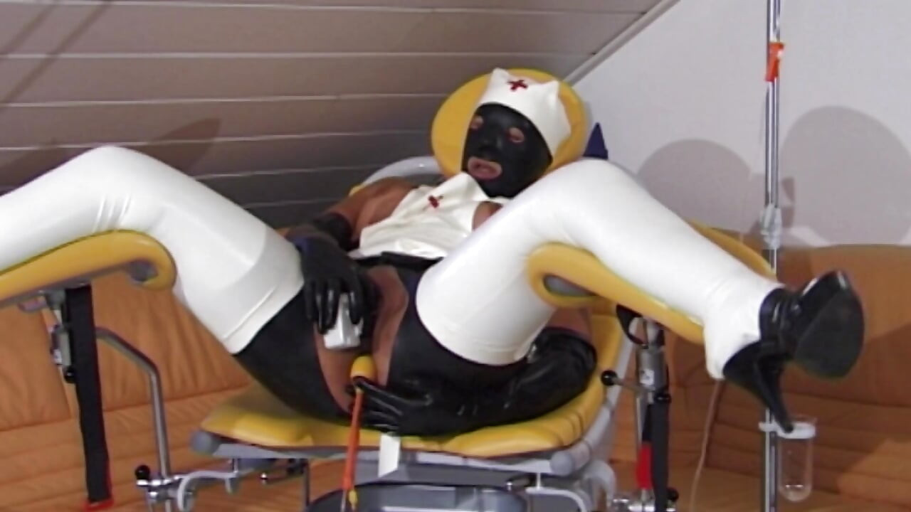 Tânăra femeie excitată își introduce jucăria sexuală în pizdă