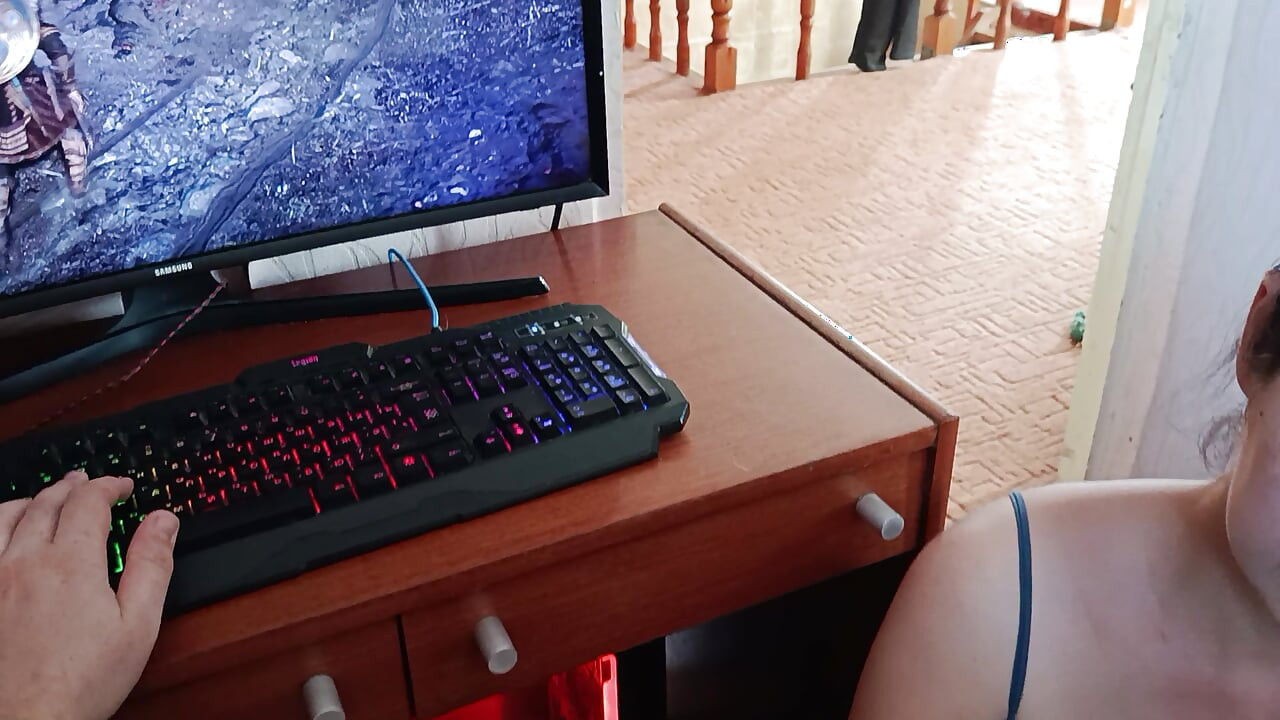 O coreeană suge pula unui tocilar în timp ce se joacă pe computer