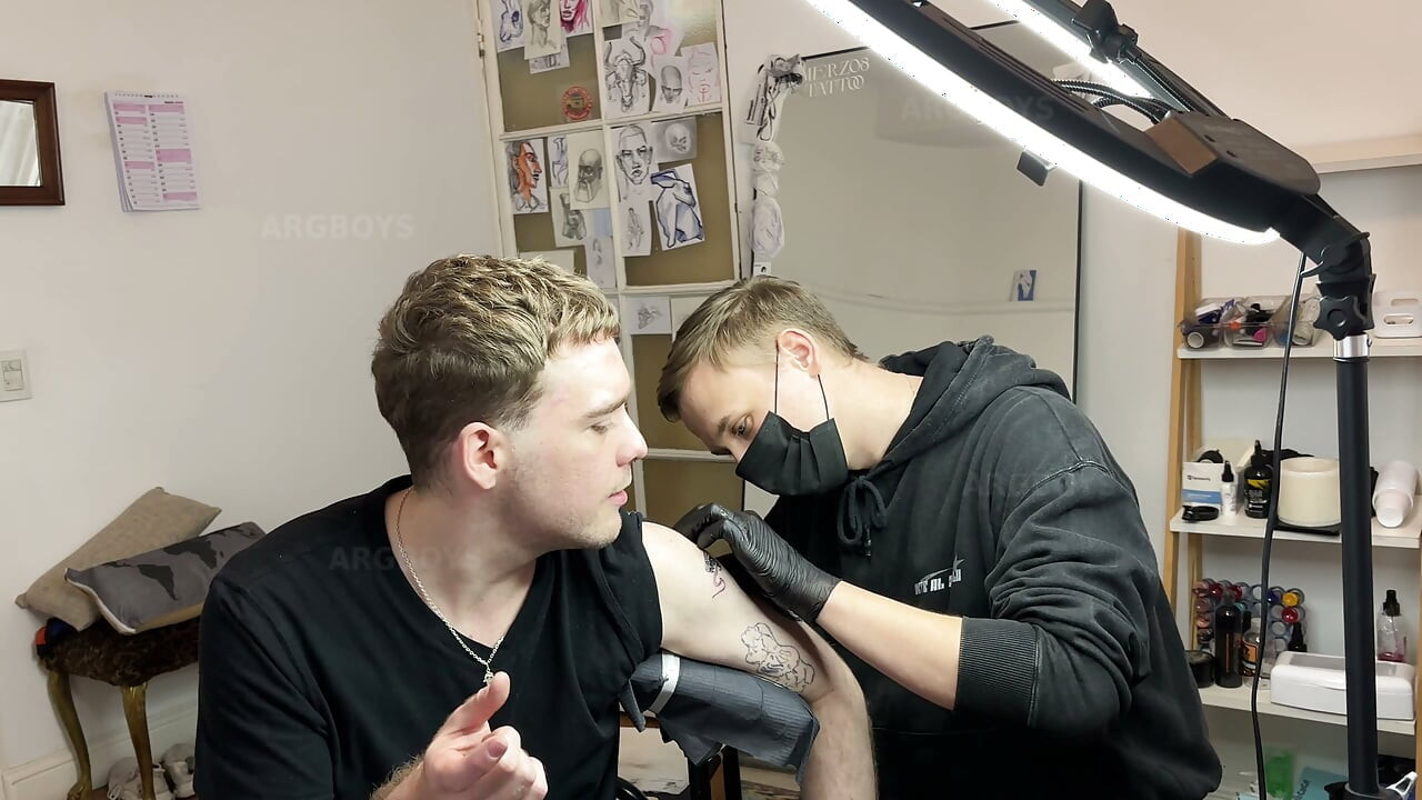Sexy Tattoo Artist Gets His Cock Sucked While Eating Client’s Big Ass Until He Cums Messily