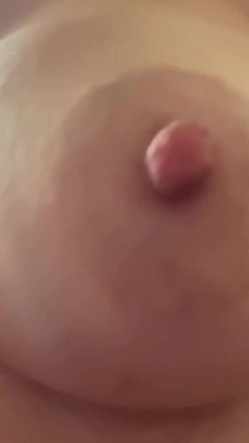 Momento memorabile dal "La tettona italiana fa rimbalzare le sue tette succose per la telecamera"