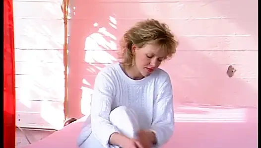 Sevimli sarışın piliç amını büyük bir dildoyla doldurmanın tadını çıkarıyor