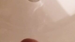 一只爪子在浴室里射精！