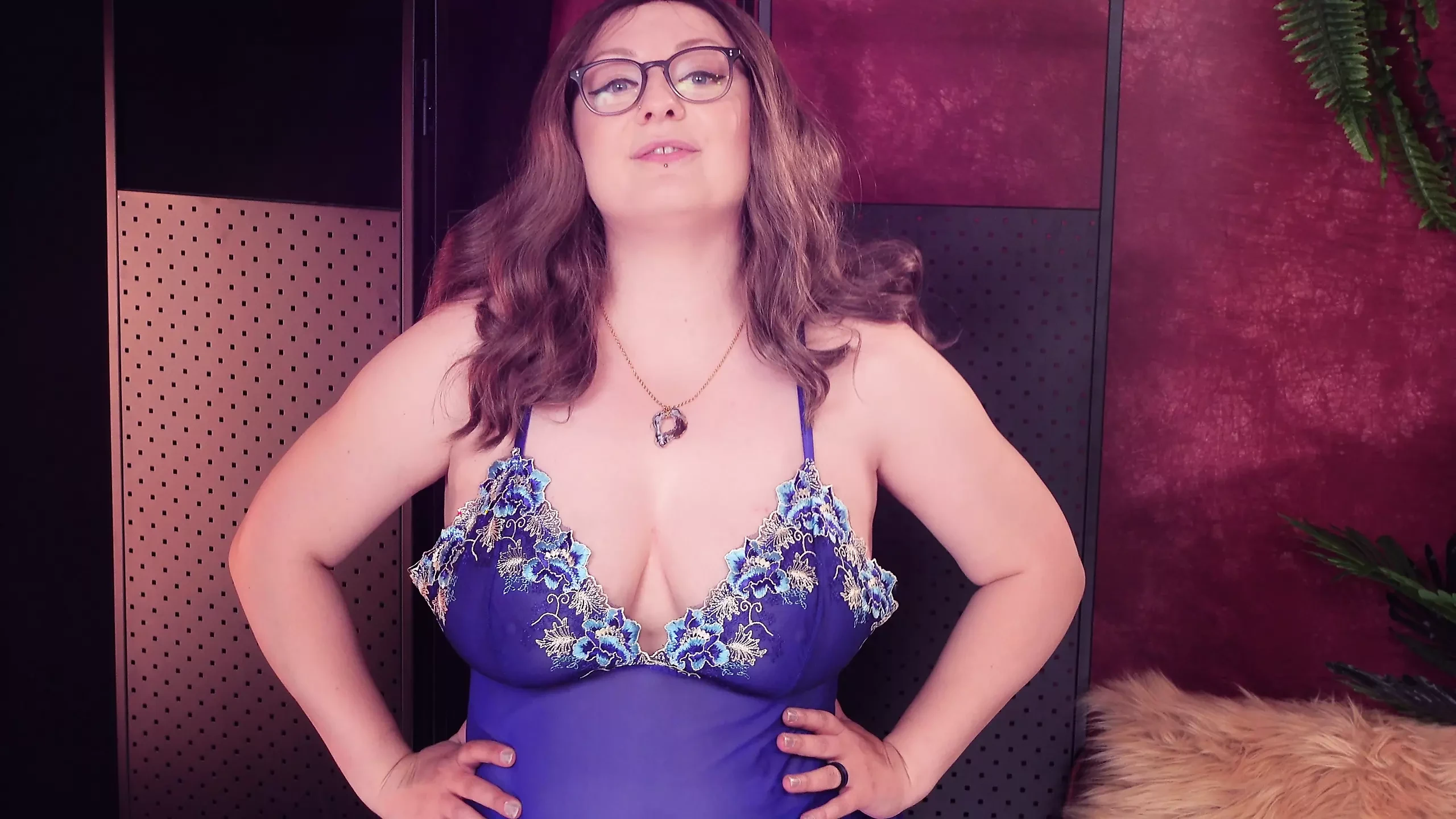 试穿：娃娃裙！穿着深蓝色内衣的丰满熟女！Arya Grander