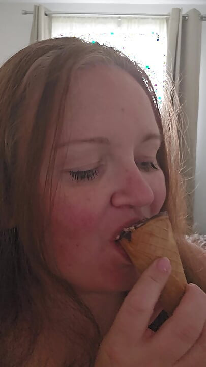 Eis zu essen, kann sehr sexy sein