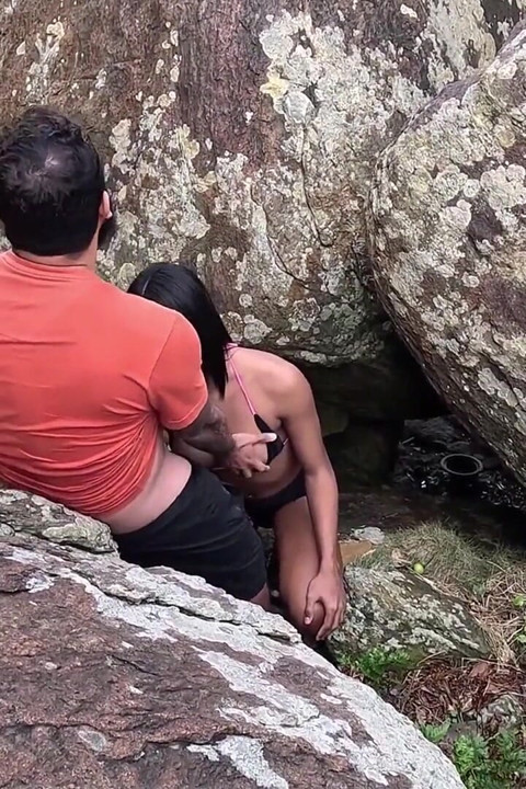 Memakan pantat boneka yang tersembunyi di pantai bersama istri saya