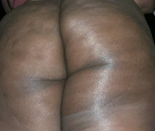 Worship Jiggly ass cheeks and butt plug booty winks