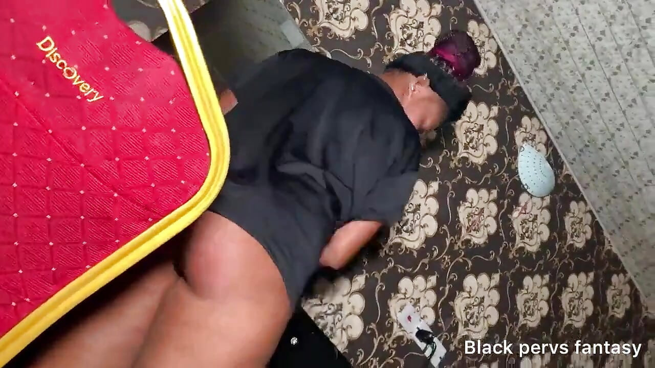 Trójkąt nauczycielka zostaje zerżnięta przez swoich dwóch uczniów w lokalnym hotelu