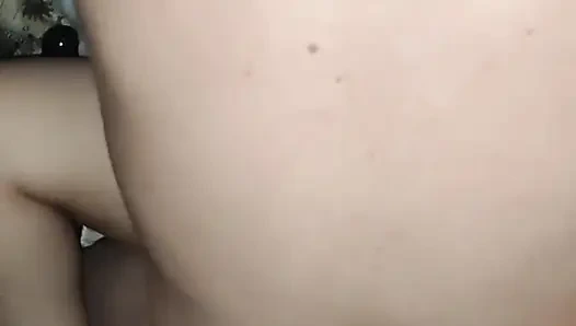 Fışkırtarak zengin bir orgazm oluyor ve ben içine geliyorum