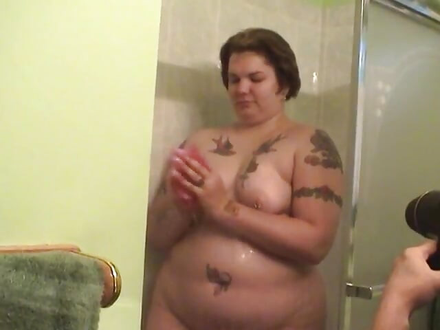 Chica gorda tatuada se desnuda para lavar sus tetas y coño en la ducha