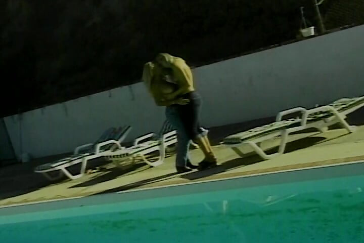 Platina blonde babes genieten van lesbische actie buitenshuis