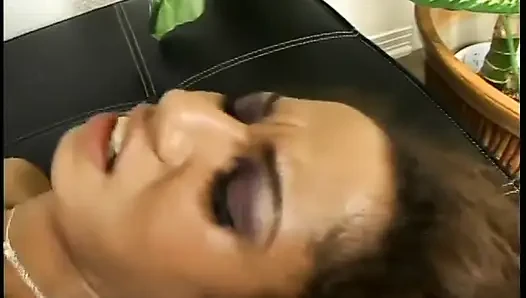Ngentot hardcore di sofa
