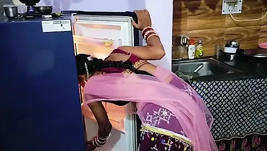 Hintli üvey annesini açık havada banyo yaparken izlemek üvey oğlunu onu siktiği için çıldırtıyor