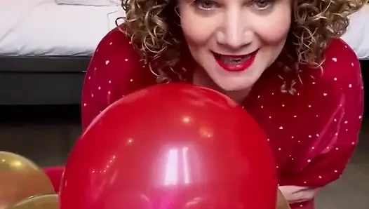 Merce lagi asik masturbasi pakai balon, memeknya super sange banget