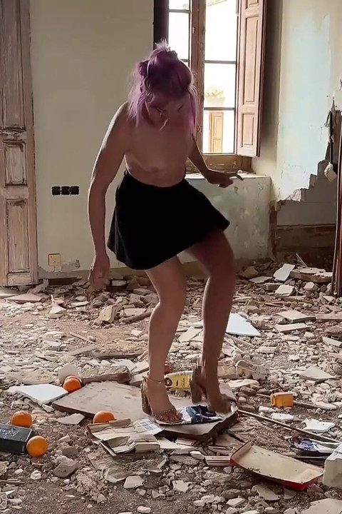 Esmagada sob os saltos