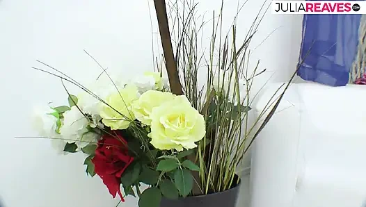 Блондинка трахает свою задницу дилдо, затем получает огромный трах с членами до камшота