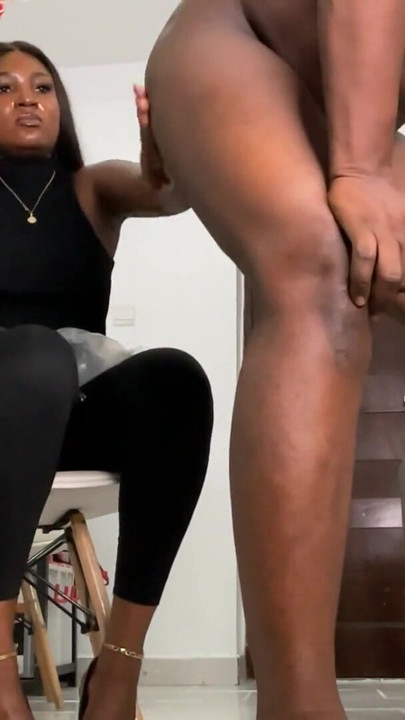 SORT NIGERIANSK FEMDOM ELSKERINDE DOMINERER SIN HUSSLAVE | Klip 3