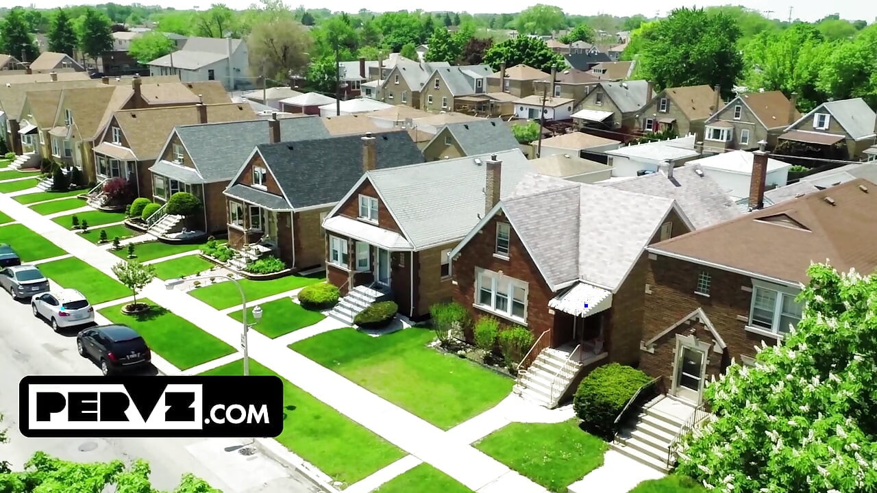 Nätt tjock styvmamma Ryan Keely förför och knullar sin lyckliga styvson