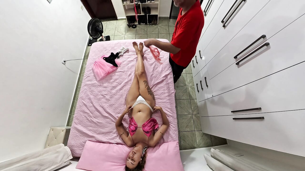 Tatăl vitreg își scoate costumul de carnaval și ejaculează în gura ei.